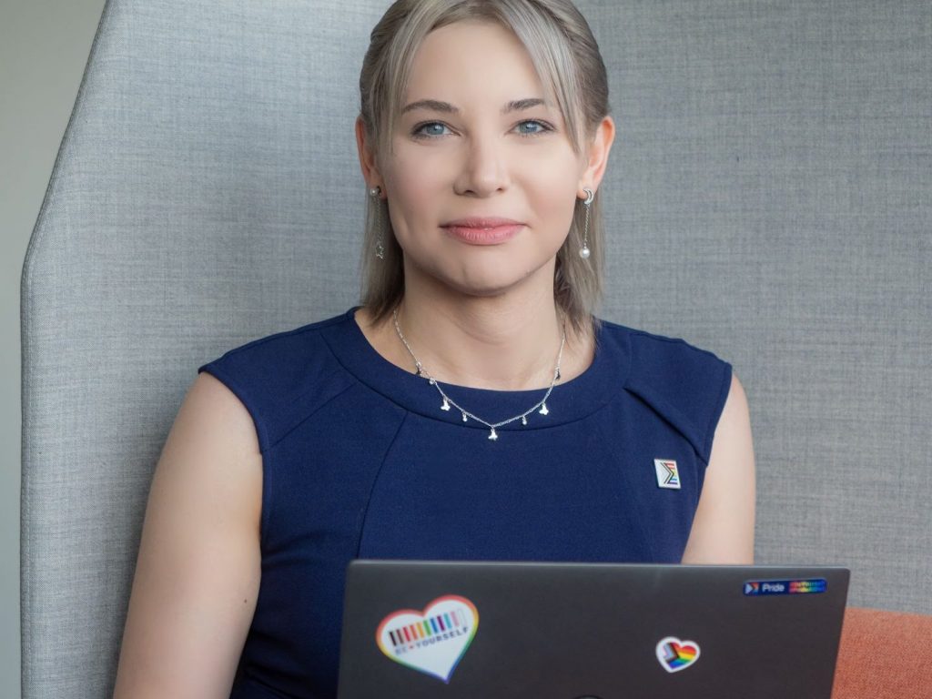 Philia-Sophie Schülbe | Projektverantwortliche für öffentliche Ausschreibungen und Pride Chapter Lead Dell