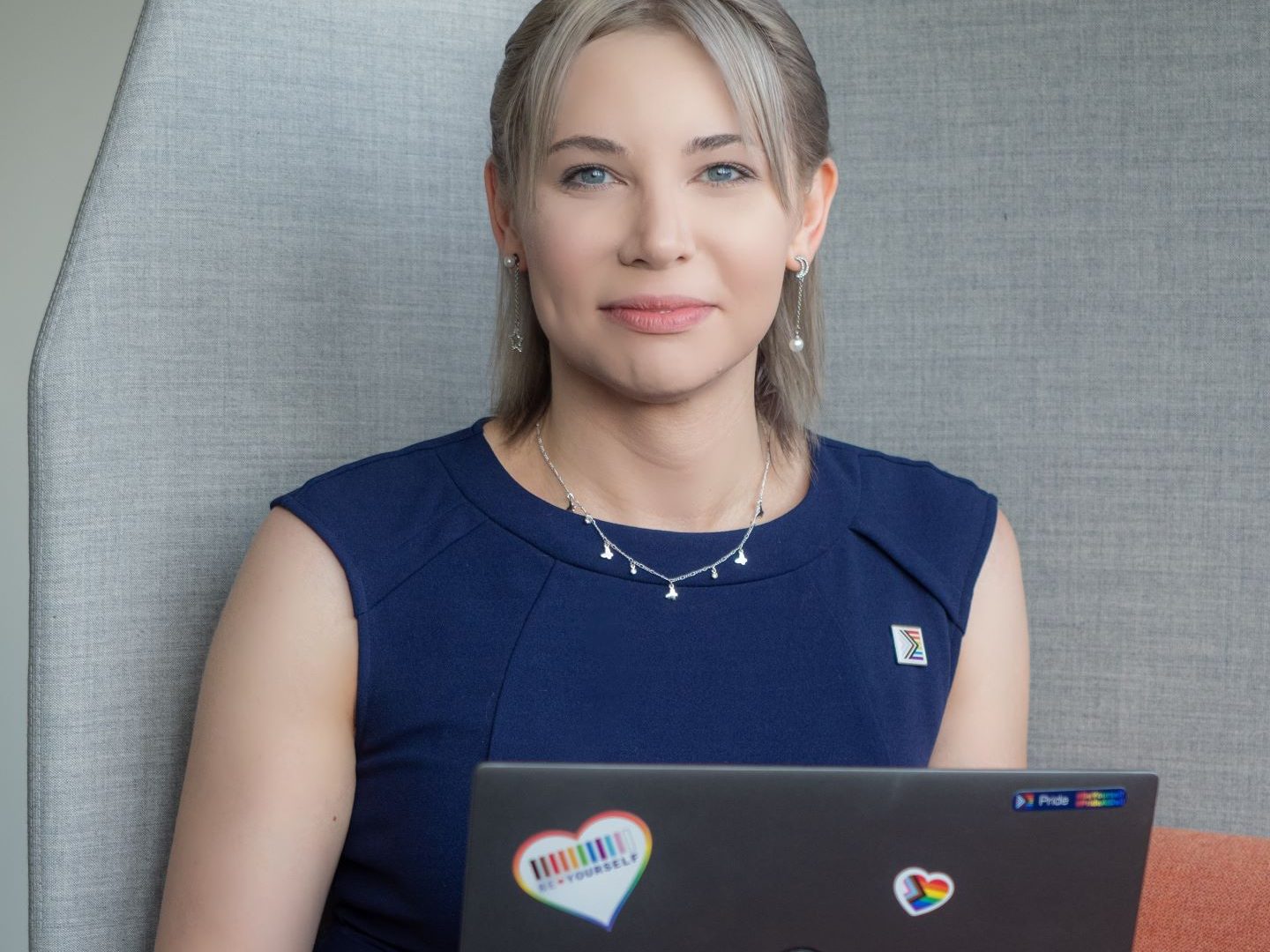 Philia-Sophie Schülbe | Projektverantwortliche für öffentliche Ausschreibungen und Pride Chapter Lead Dell